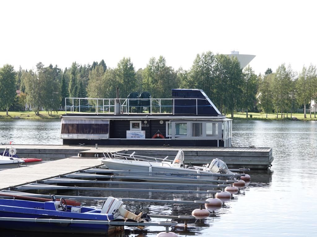 Saunalautta kotisatamassa